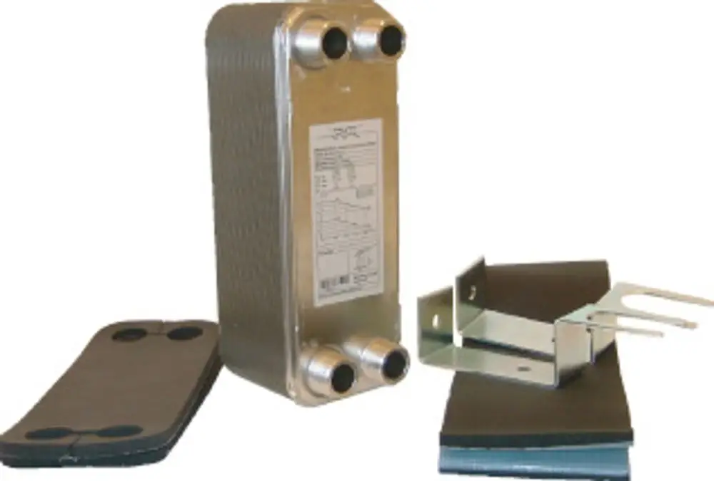 Plattenwärmeübertrager von Bosch, aus Aluminium, mit mehreren Anschlüssen und Befestigungselementen, geeignet für den Einsatz in Wärmepumpensystemen.